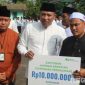 Caption: didampingi Kepala BPJS Ketenagakerjaan Madura, Bupati Sampang secara simbolis menyerahkan santunan kepada ahli waris guru ngaji, (dok. foto istimewa). 