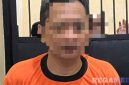 Caption: MZ tersangka kasus penipuan, tampak memakai baju tahanan Polres Pamekasan, (dok. regamedianews). 