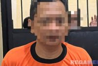 Caption: MZ tersangka kasus penipuan, tampak memakai baju tahanan Polres Pamekasan, (dok. regamedianews). 