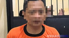 Caption: MZ tersangka kasus penipuan, tampak memakai baju tahanan Polres Pamekasan, (dok. regamedianews). 