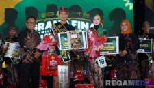 Caption: Moh Faris dan Safira Damar, finalis pasangan Kacong-Cebbhing Bangkalan tahun 2025, (dok. regamedianews). 