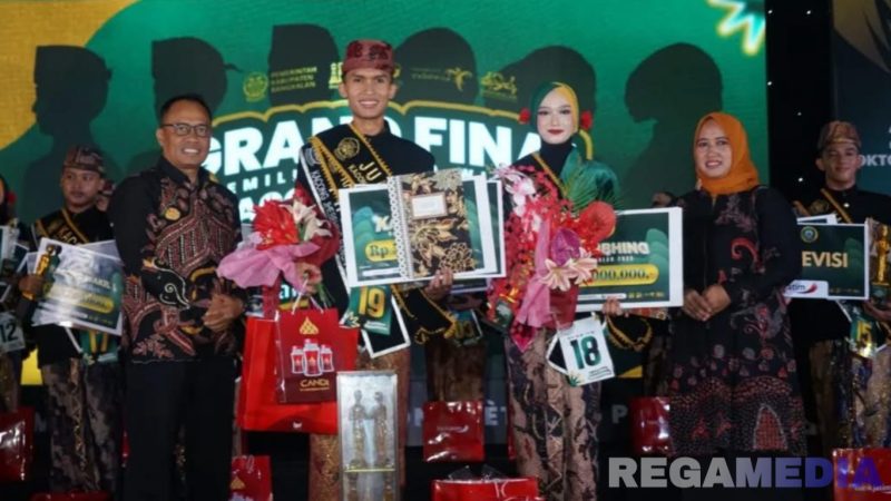 Caption: Moh Faris dan Safira Damar, finalis pasangan Kacong-Cebbhing Bangkalan tahun 2025, (dok. regamedianews). 