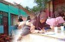 Caption: tampak kondisi atap ruang kelas SDN Madulang 2 ambruk, dan sebagian siswa belajar di rumah warga, (dok. regamedianews). 