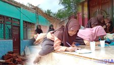 Caption: tampak kondisi atap ruang kelas SDN Madulang 2 ambruk, dan sebagian siswa belajar di rumah warga, (dok. regamedianews). 