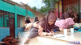 Caption: tampak kondisi atap ruang kelas SDN Madulang 2 ambruk, dan sebagian siswa belajar di rumah warga, (dok. regamedianews). 