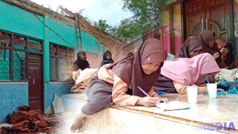 Caption: tampak kondisi atap ruang kelas SDN Madulang 2 ambruk, dan sebagian siswa belajar di rumah warga, (dok. regamedianews). 
