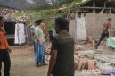 Caption: Tim BPBD saat turun langsung ke lokasi bencana rumah roboh, di Dusun Karongan Desa Tanggumong, (dok. BPBD Sampang). 