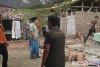 Caption: Tim BPBD saat turun langsung ke lokasi bencana rumah roboh, di Dusun Karongan Desa Tanggumong, (dok. BPBD Sampang).