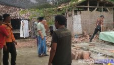 Caption: Tim BPBD saat turun langsung ke lokasi bencana rumah roboh, di Dusun Karongan Desa Tanggumong, (dok. BPBD Sampang). 