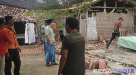 Caption: Tim BPBD saat turun langsung ke lokasi bencana rumah roboh, di Dusun Karongan Desa Tanggumong, (dok. BPBD Sampang). 