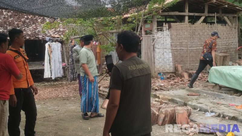 Caption: Tim BPBD saat turun langsung ke lokasi bencana rumah roboh, di Dusun Karongan Desa Tanggumong, (dok. BPBD Sampang). 