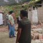 Caption: Tim BPBD saat turun langsung ke lokasi bencana rumah roboh, di Dusun Karongan Desa Tanggumong, (dok. BPBD Sampang). 