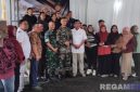 Caption: Dandim 0826 Pamekasan pose bersama dengan sejumlah insan pers, disela acara coffe morning, (dok. regamedianews). 