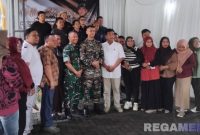 Caption: Dandim 0826 Pamekasan pose bersama dengan sejumlah insan pers, disela acara coffe morning, (dok. regamedianews).