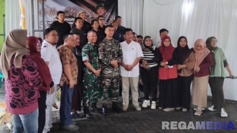 Caption: Dandim 0826 Pamekasan pose bersama dengan sejumlah insan pers, disela acara coffe morning, (dok. regamedianews). 