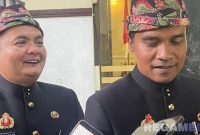Caption: Bupati Lukman Hakim dan Wabup Fauzan Jakfar, saat diwawancara usai upacara peringatan Hari Jadi Kabupaten Bangkalan ke-494, (dok. regamedianews). 