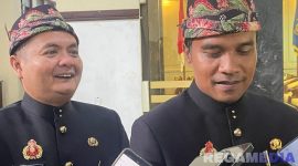 Caption: Bupati Lukman Hakim dan Wabup Fauzan Jakfar, saat diwawancara usai upacara peringatan Hari Jadi Kabupaten Bangkalan ke-494, (dok. regamedianews). 