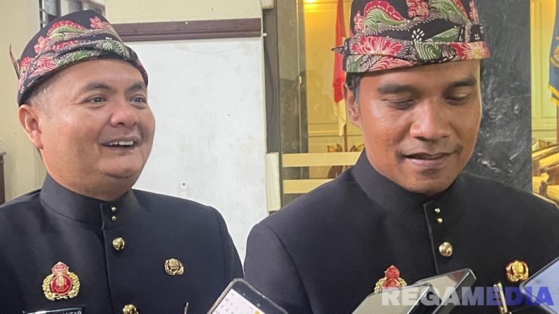 Caption: Bupati Lukman Hakim dan Wabup Fauzan Jakfar, saat diwawancara usai upacara peringatan Hari Jadi Kabupaten Bangkalan ke-494, (dok. regamedianews). 