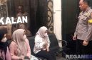 Caption: mantan pacar MFA mahasiswa UTM viral nyamar pakai hijab, memberikan keterangan kepada anggota Polres Bangkalan, (dok. regamedianews). 