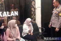 Caption: mantan pacar MFA mahasiswa UTM viral nyamar pakai hijab, memberikan keterangan kepada anggota Polres Bangkalan, (dok. regamedianews). 
