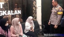 Caption: mantan pacar MFA mahasiswa UTM viral nyamar pakai hijab, memberikan keterangan kepada anggota Polres Bangkalan, (dok. regamedianews). 