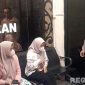 Caption: mantan pacar MFA mahasiswa UTM viral nyamar pakai hijab, memberikan keterangan kepada anggota Polres Bangkalan, (dok. regamedianews). 