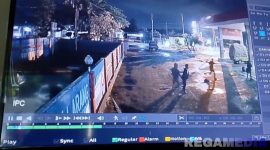 Caption: rekaman cctv saat terjadinya pembacokan terhadap petugas SPBU Camplong oleh sejumlah orang, (dok. regamedianews). 