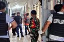 Caption: petugas gabungan TNI Polri dan petugas Lapas Pamekasan, saat menggeledah satu persatu kamar hunian warga binaan, (dok. foto istimewa).
