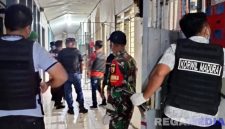 Caption: petugas gabungan TNI Polri dan petugas Lapas Pamekasan, saat menggeledah satu persatu kamar hunian warga binaan, (dok. foto istimewa).