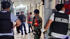 Caption: petugas gabungan TNI Polri dan petugas Lapas Pamekasan, saat menggeledah satu persatu kamar hunian warga binaan, (dok. foto istimewa). 