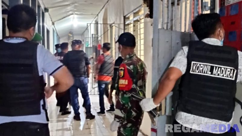 Caption: petugas gabungan TNI Polri dan petugas Lapas Pamekasan, saat menggeledah satu persatu kamar hunian warga binaan, (dok. foto istimewa). 