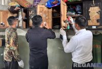 Caption: petugas Lapas Narkotika Pamekasan tengah menggeledah isi dalam lemari warga binaan, (dok. foto istimewa).