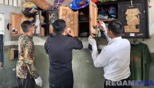 Caption: petugas Lapas Narkotika Pamekasan tengah menggeledah isi dalam lemari warga binaan, (dok. foto istimewa).