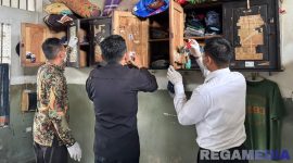 Caption: petugas Lapas Narkotika Pamekasan tengah menggeledah isi dalam lemari warga binaan, (dok. foto istimewa). 
