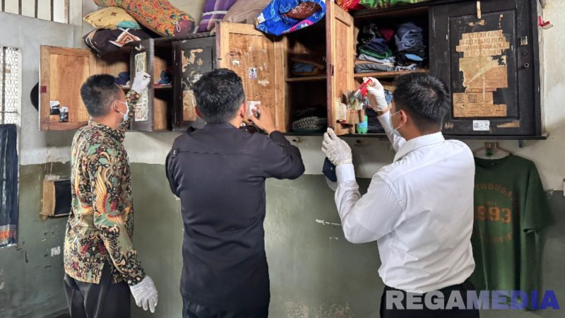 Caption: petugas Lapas Narkotika Pamekasan tengah menggeledah isi dalam lemari warga binaan, (dok. foto istimewa). 