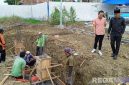 Caption: Komisi II DPRD Pamekasan saat meninjau langsung pengerjaan proyek SIHT, (dok. regamedianews). 