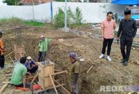 Caption: Komisi II DPRD Pamekasan saat meninjau langsung pengerjaan proyek SIHT, (dok. regamedianews). 