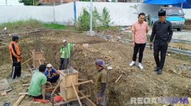Caption: Komisi II DPRD Pamekasan saat meninjau langsung pengerjaan proyek SIHT, (dok. regamedianews). 