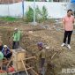 Caption: Komisi II DPRD Pamekasan saat meninjau langsung pengerjaan proyek SIHT, (dok. regamedianews). 