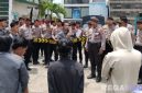Caption: koordinator aksi mahasiswa pantura tengah berorasi didepan Kantor Disdikbud Pamekasan, (dok. regamedianews).