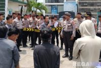 Caption: aksi mahasiswa pantura saat demo di depan Kantor Disdikbud Pamekasan dijaga ketat aparat kepolisian, (dok. regamedianews).