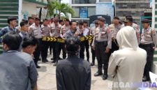 Caption: koordinator aksi mahasiswa pantura tengah berorasi didepan Kantor Disdikbud Pamekasan, (dok. regamedianews).