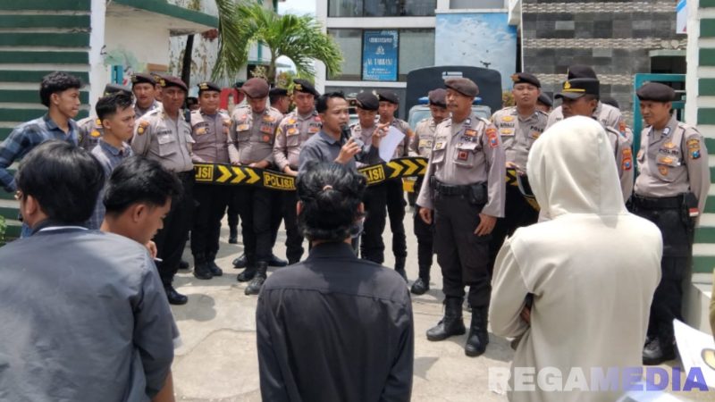 Caption: aksi mahasiswa pantura saat demo di depan Kantor Disdikbud Pamekasan dijaga ketat aparat kepolisian, (dok. regamedianews).