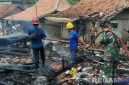 Caption: petugas pemadam kebakaran tampaka dibantu personel TNI, saat memadamkan api yang menghanguskan salah satu rumah warga Desa Tambak, (dok. regamedianews).