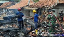 Caption: petugas pemadam kebakaran tampaka dibantu personel TNI, saat memadamkan api yang menghanguskan salah satu rumah warga Desa Tambak, (dok. regamedianews).
