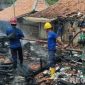 Caption: petugas damkar tampak dibantu personel TNI, memadamkan api yang menghanguskan rumah warga Desa Tambak, (dok. regamedianews). 