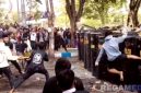 Caption: massa aksi demo DPRD Sampang mencoba merobohkan pagar pengamanan personel kepolisian, (dok. regamedianews).