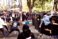 Caption: aksi massa demo DPRD Sampang, saat mencoba mendobrak pengamanan dari personel kepolisian, (dok. regamedianews).
