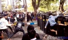 Aksi Demo DPRD Sampang Anarkis