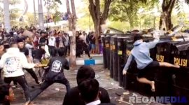 Caption: aksi massa demo DPRD Sampang, saat mencoba mendobrak pengamanan dari personel kepolisian, (dok. regamedianews). 